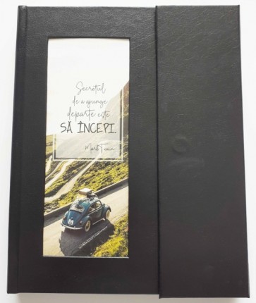 Agenda cu pix „SECRETUL DE A AJUNGE DEPARTE” – negru