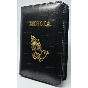 Biblia sau Sfânta Scriptură a Vechiului și Noului Testament. Cu trimiteri și cuvintele Domnului Isus în roșu. 053PF (mâini în rugăciune). 13,7 x 19,3 cm